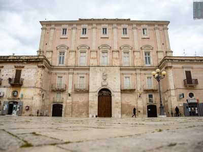 La facciata neoclassica incorpora i resti di un vecchio castello costruito nel 1255 per volere dall�imperatore Federico II di Svevia. Il suo nome � per� legato al signore di Palo, che nel 1774 avvi� la trasformazione della fortezza nell�edificio che vediamo oggi